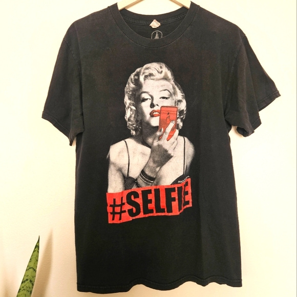 Marilyn Monroe Selfie Graphic Tee - Picture 2 of 9